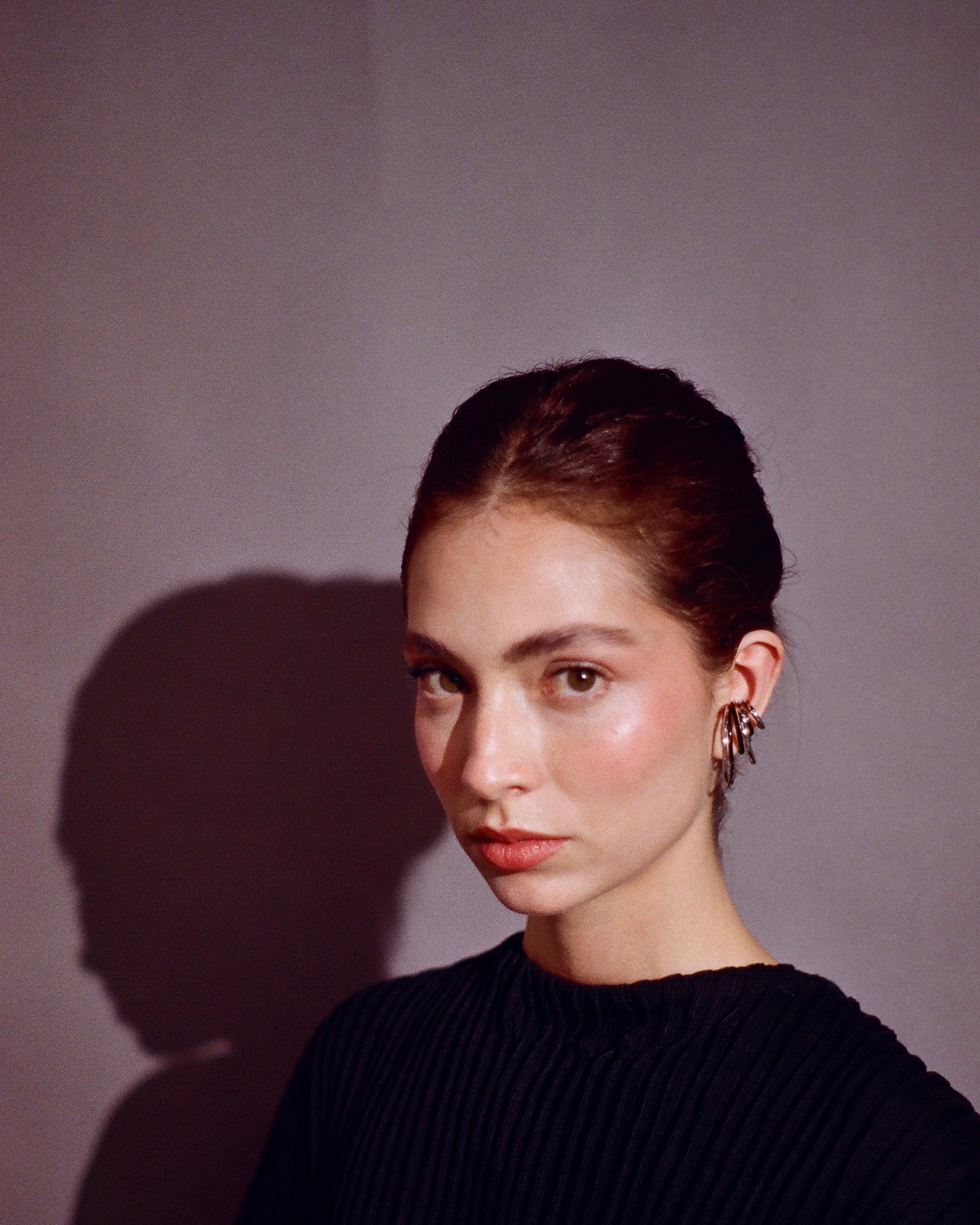 modelo con ear cuffs de varios tamaños