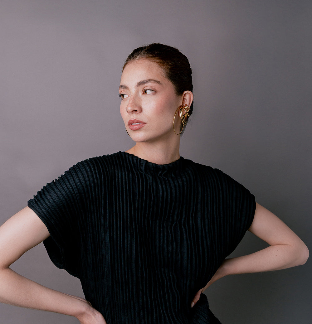 modelo con earcuffs de varios tamaños