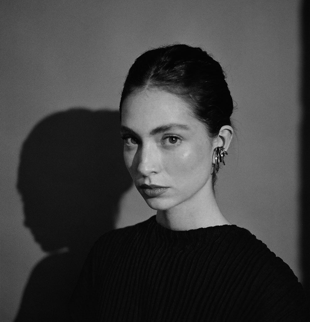 Modelo con ear cuffs de varios tamaños