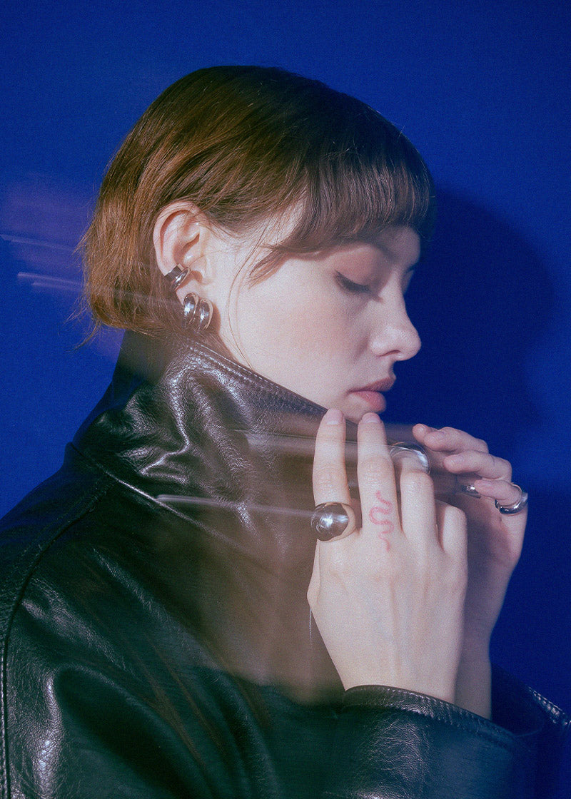 foto con modelo usando aretes y anillo