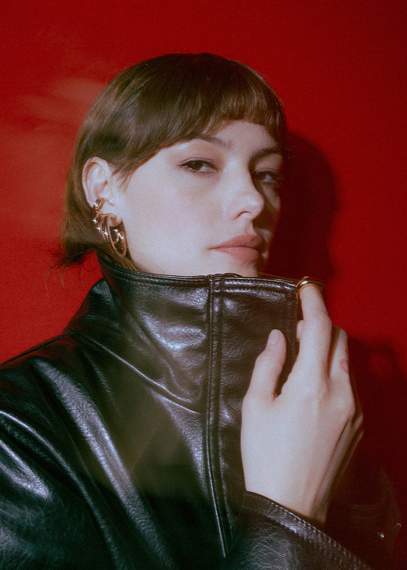 foto de modelo con muchas candongas